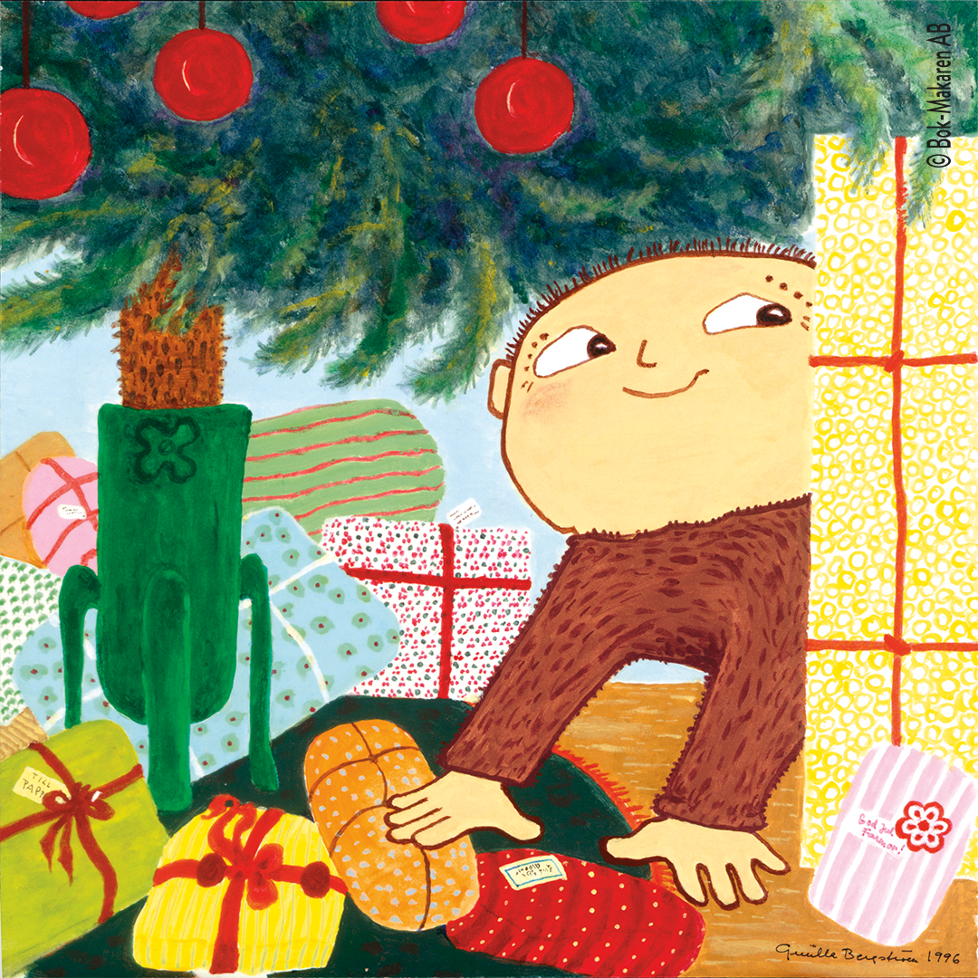 Alfons ligger under jul en gran med röda kulor och klämmer på ett brunt julpaket.